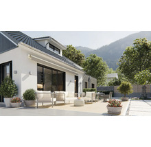 Huis met terras, tuinmeubelen en uitzicht op de bergen