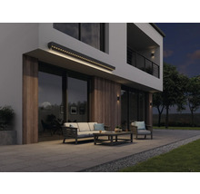 Moderne gevel met verlichte zonwering, tuinmeubelen en terras