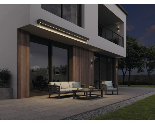 Moderne gevel met verlichte zonwering, tuinmeubelen en terras