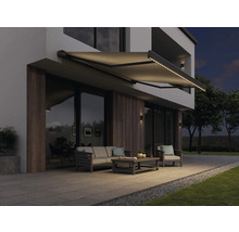 Terras met zonnescherm en tuinmeubelen voor een modern huis