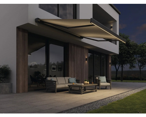 Terras met zonnescherm en tuinmeubelen voor een modern huis