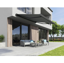 Terras met luifel en tuinmeubelen voor een modern huis