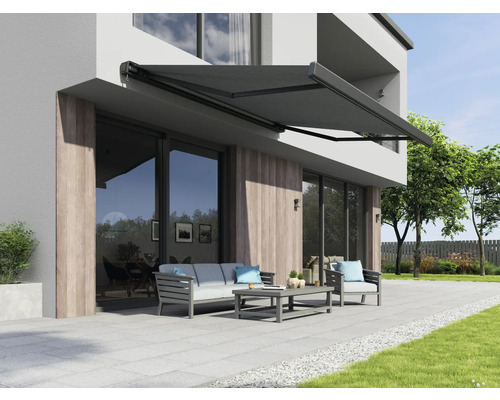Terras met luifel en tuinmeubelen voor een modern huis
