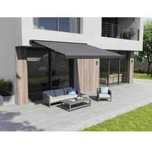 Terras met zonnescherm en tuinmeubelen voor een modern huis