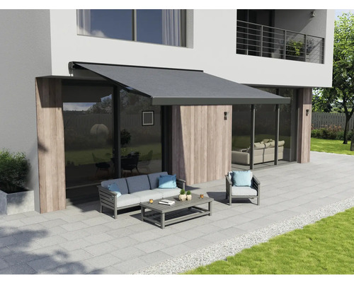 Terras met zonnescherm en tuinmeubelen voor een modern huis