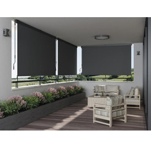 Balkon met rolluiken, zitgroep en beplanting