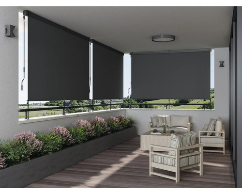 Balkon met rolluiken, zitgroep en beplanting