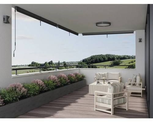 Licht terras met zonnescherm, tuinmeubelen en plantenbak