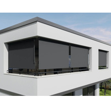 Donkergrijze balkonmarkiezen aan een modern gebouw voor zonwering