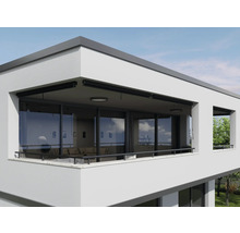 Modern huis met balkon en geïnstalleerde privacy screen.