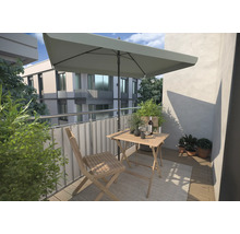 Balkon met parasol, tafel en stoel