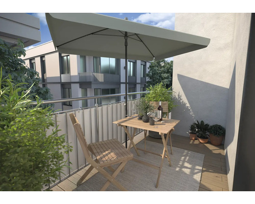 Balkon met parasol, tafel en stoel