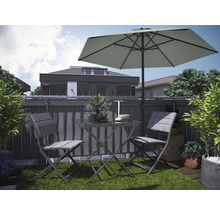 Balkon met tuintafel, twee stoelen en parasol