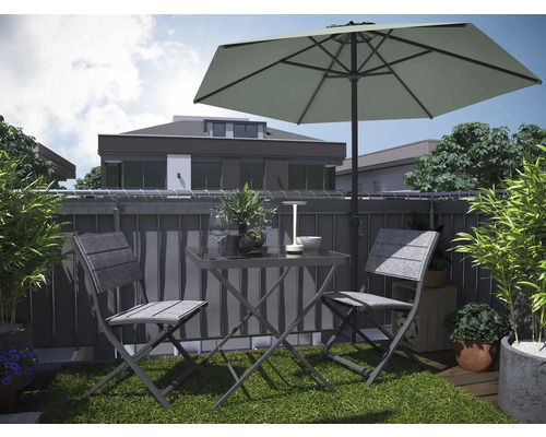 Balkon met tuintafel, twee stoelen en parasol