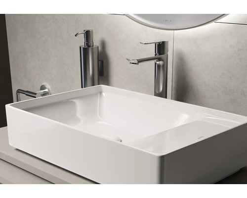 Rechthoekige opzetwastafel in badkamer met kraan en zeepdispenser