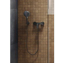 Doucheset met handdouche en kraan voor een bruin patroonwand