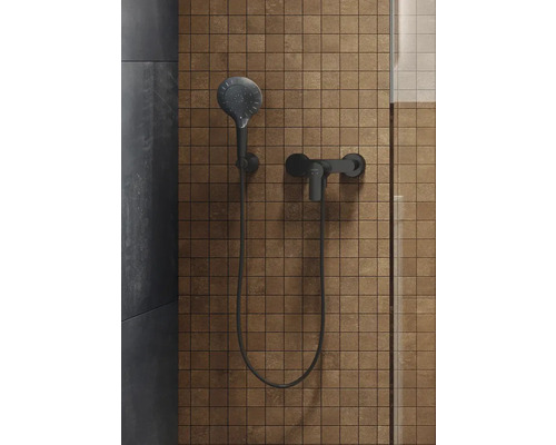 Doucheset met handdouche en kraan voor een bruin patroonwand