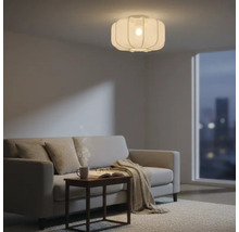 Scene van een woonkamer met een bank, tafel en plafondlamp