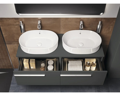 Dubbele wastafel met onderkast en twee open laden in de badkamer