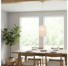 Eetkamer met houten tafel, stoelen en hanglamp