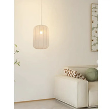 Hanglamp boven bank in lichte ruimte