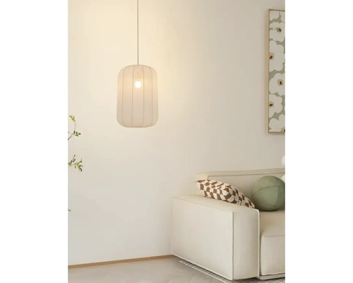 Hanglamp boven bank in lichte ruimte