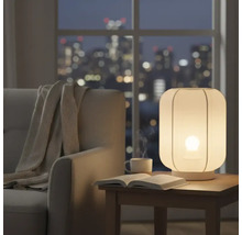 Nachtkastscène met lamp, boek en drankje in de woonkamer