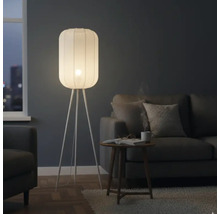 Woonkamer met staande lamp, bank en bijzettafel