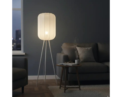 Woonkamer met staande lamp, bank en bijzettafel