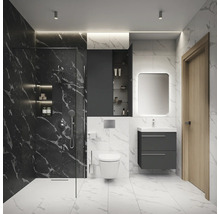 Moderne badkamer met douche, toilet, wastafel en spiegel
