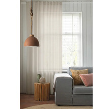 Woonkamer met gordijn, lamp en bank voor een lichte en vriendelijke sfeer.