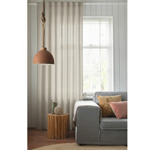 Woonkamer met grijze bank, houten bijzettafel, gordijnen en hanglamp