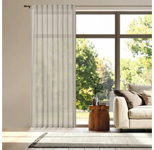 Woonkamer met licht gordijn voor een raam