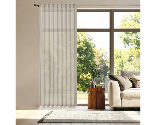 Woonkamer met licht gordijn voor een raam