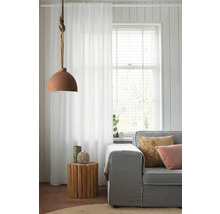 Woonkamer met bank, gordijn, hanglamp en houten bijzettafel