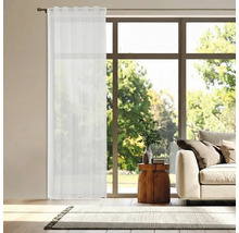 Lichte woonkamer met ramen, bank en gordijn