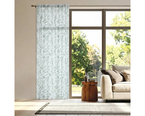 Gordijn met plantenpatroon in een lichte woonkamer