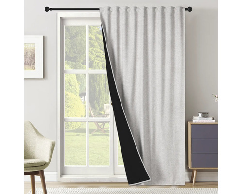 Gezicht op een grijs verduisterend gordijn voor een raam.