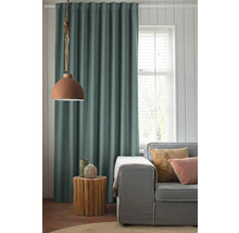 Woonkamer scène met gordijn, lamp, bijzettafel en bank