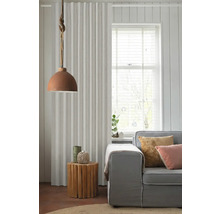 Woonkamerscène met gordijn, lamp, bijzettafel en bank voor een gezellige sfeer.