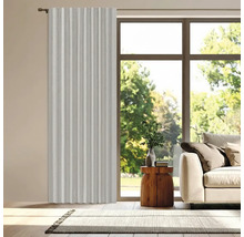 Woonkamer met raam en gordijn