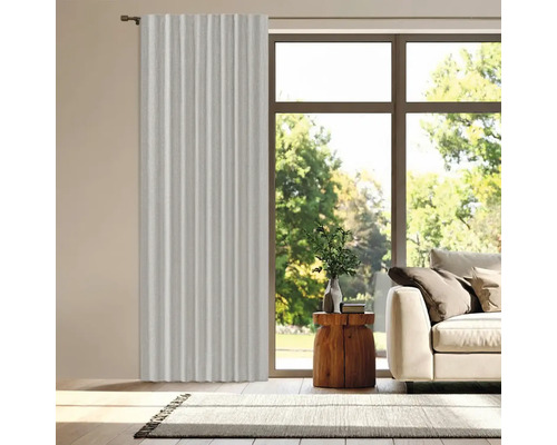 Woonkamer met raam en gordijn