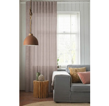 Woonkamer met gordijn, lamp en bank