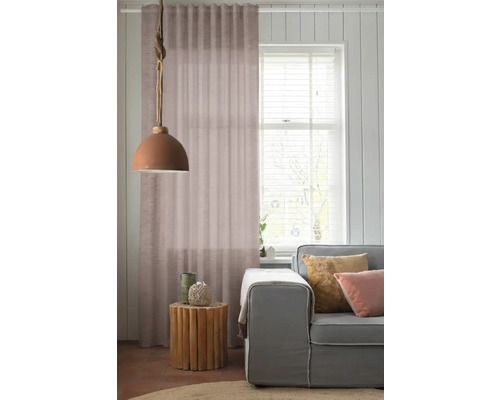 Woonkamer met gordijn, lamp en bank