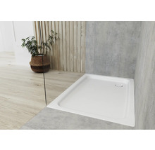 Gelijkvloerse douche met douchebak in moderne badkamer.