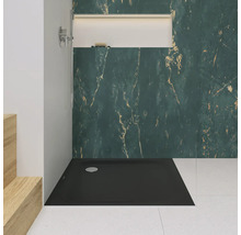 Inloopdouche met vlakke, rechthoekige douchebak en wandbekleding in marmerdesign.