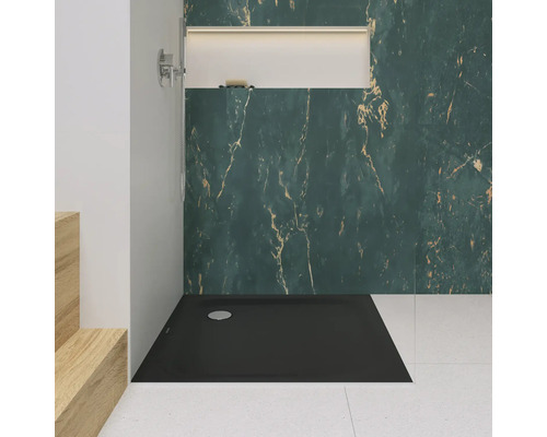 Inloopdouche met vlakke, rechthoekige douchebak en wandbekleding in marmerdesign.