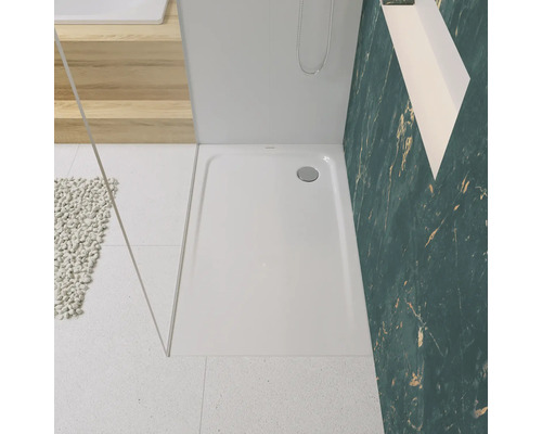 Badkamer met douchebak, douchewand en decoratie