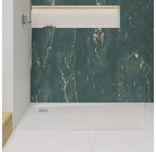 Gelijkvloerse douche met groene marmeren wand en verzonken plank