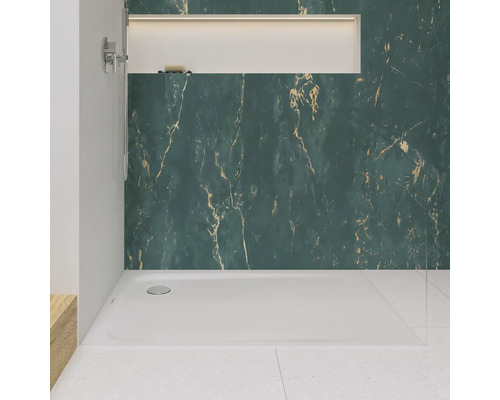 Gelijkvloerse douche met groene marmeren wand en verzonken plank